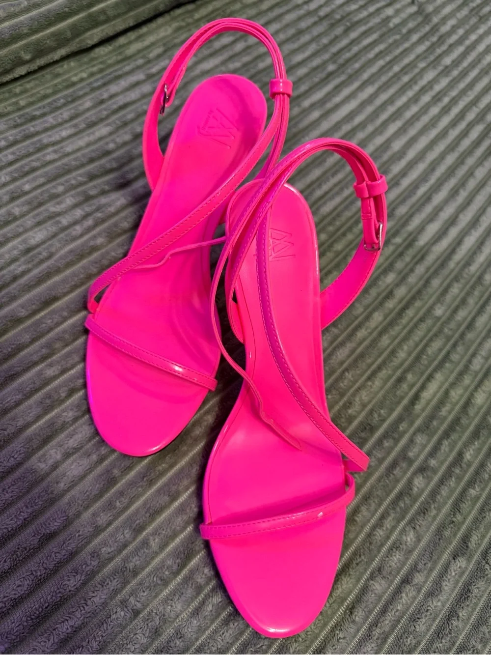 AAJ by Aminah ZAYN Neon Pink Heels – Size 8.5 – NEW